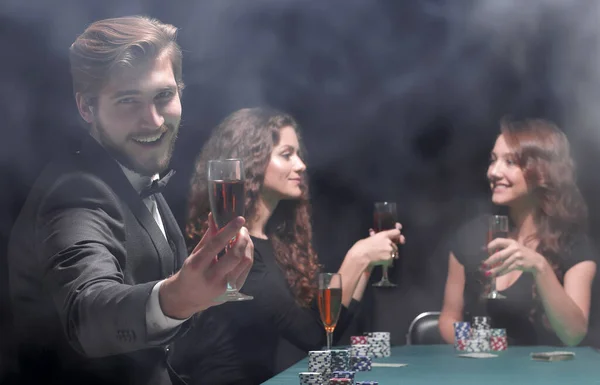 Felice Gruppo Persone Che Festeggiano Gioco Poker Successo — Foto Stock