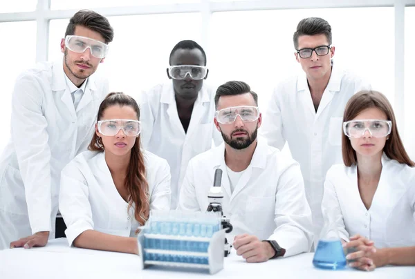 Grupp Forskare Med Klänningar Laboratorium — Stockfoto