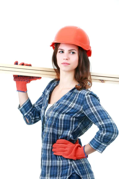 工事現場で木の板を運ぶ幸せな女性労働者の肖像 — ストック写真