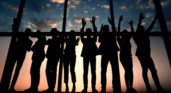 Силуэт Группы Деловых Людей Поднимающих Руку — стоковое фото