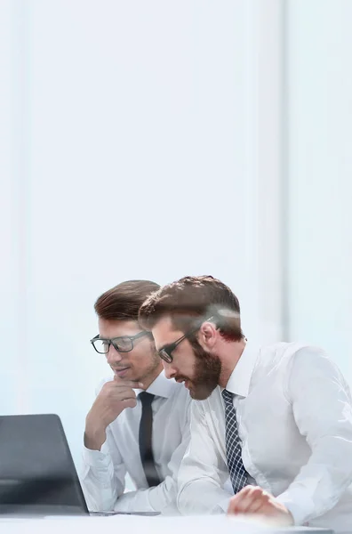 Two Business Colleagues Looking Laptop Screen — Stock Photo, Image