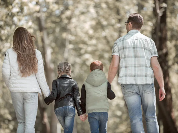 Rückansicht Familie Mit Zwei Kindern Geht Hand Hand Durch Den — Stockfoto
