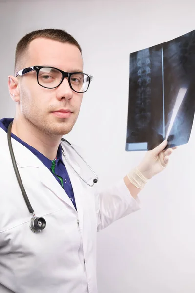 Хирург Проверяет Рентген Рентген Позвоночника Проблемы Здоровьем Медсестра Проверяет Рентген — стоковое фото