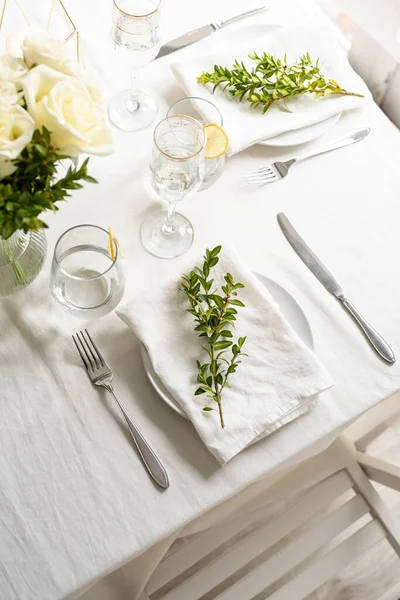 Mooie Tafel Setting Voor Romantisch Diner Voor Twee — Stockfoto