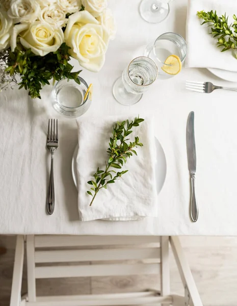 2人分のロマンチックなディナーのテーブルセッティング — ストック写真