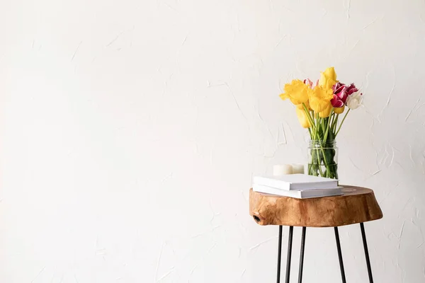 スタイリッシュな木製コーヒーテーブルと新鮮なチューリップの花束と最小限の家のインテリア — ストック写真