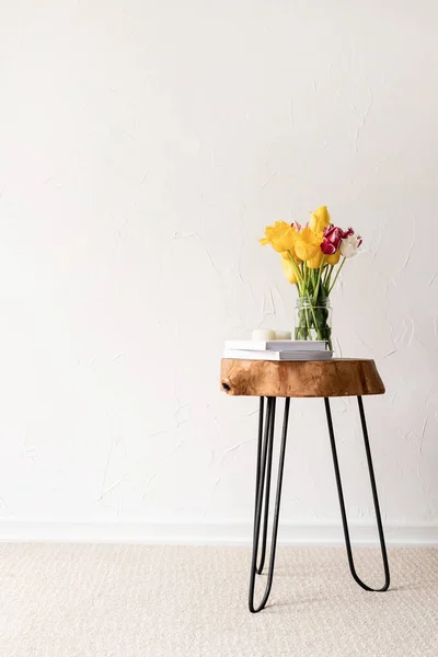 Minimal Home Interior Stylish Wooden Coffee Table Bouquet Fresh Tulips — Stockfoto