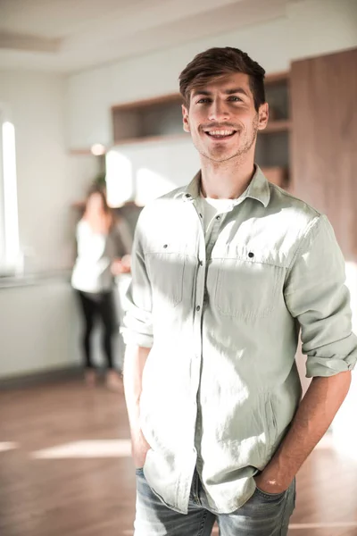 Onun Mutfakta Ayakta Yakışıklı Genç Adam — Stok fotoğraf