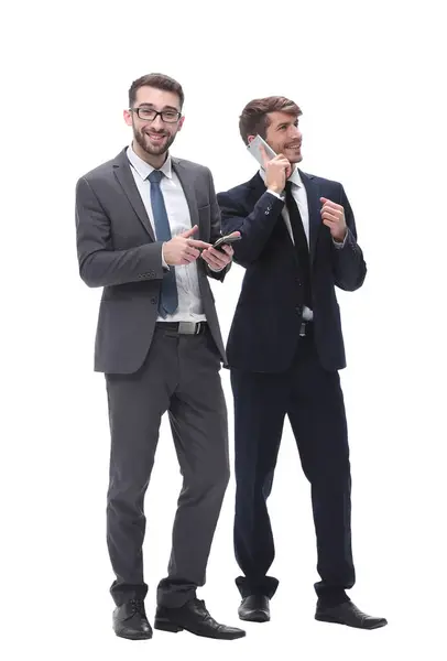 Longitud Total Dos Hombres Negocios Usando Sus Teléfonos Inteligentes —  Fotos de Stock