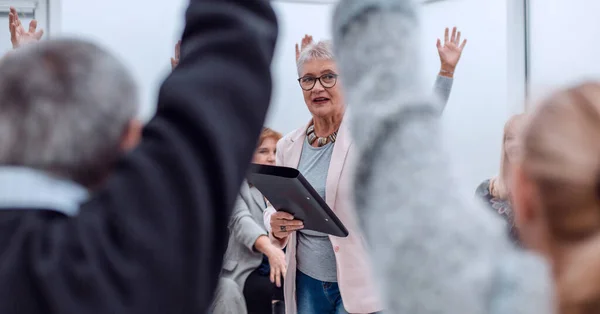 Old Lady Teaches Old People — Stock Photo, Image