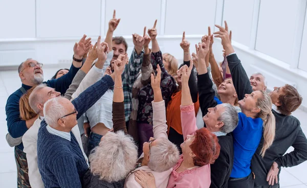 Grupa Ludzi Latach Pokazać Kciuk Górę — Zdjęcie stockowe