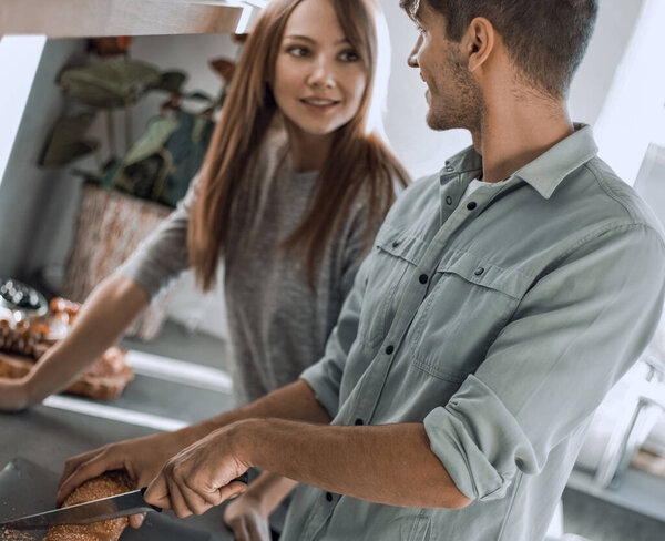 "счастливая молодая пара с едой на новой кухне