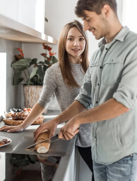 Happy Young Couple Food New Kitchen — Stock Photo, Image