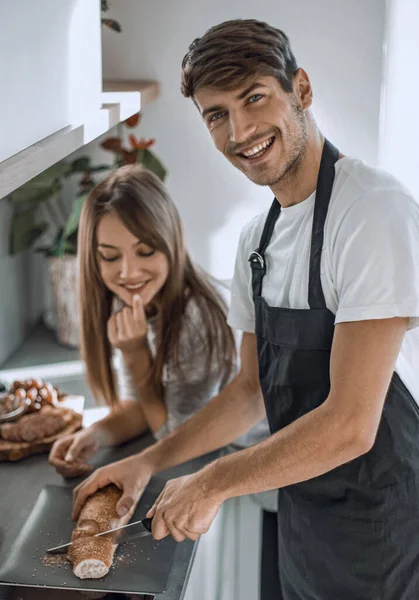 Cuplu Tânăr Fericit Mâncare Bucătăria Lor Nouă — Fotografie, imagine de stoc