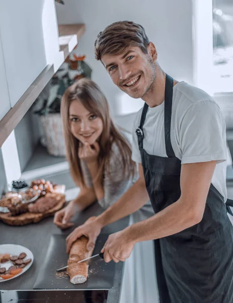 Feliz Jovem Casal Com Comida Sua Nova Cozinha — Fotografia de Stock