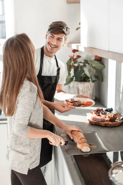 Yeni Mutfaklarında Yemekleri Olan Mutlu Genç Bir Çift — Stok fotoğraf