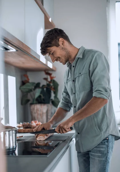 Young Man Preparing Breakfast His Kitchen — Stock Photo, Image