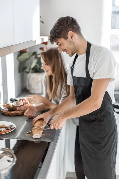 Yeni Mutfaklarında Yemekleri Olan Mutlu Genç Bir Çift — Stok fotoğraf