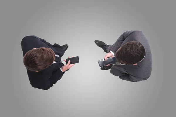Vista Superior Dois Empresários Olhando Para Telas Seus Smartphones — Fotografia de Stock