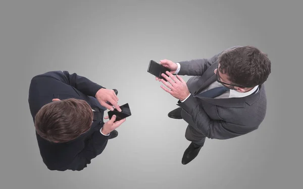 Dois Empresários Usando Seus Smartphones — Fotografia de Stock