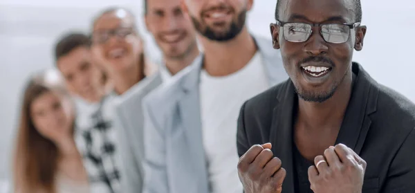 Hymyilevä Afrikkalainen Amerikkalainen Toimistotyöntekijä Tai Johtaja — kuvapankkivalokuva