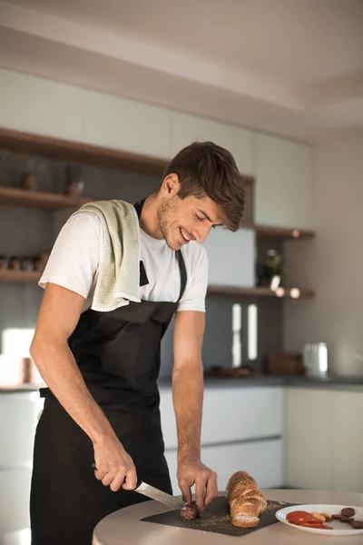 Jovem Preparando Sanduíche Cozinha — Fotografia de Stock