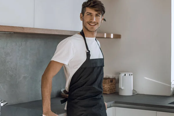 Mutfak Masasının Yanında Çekici Genç Adam Ayakta — Stok fotoğraf