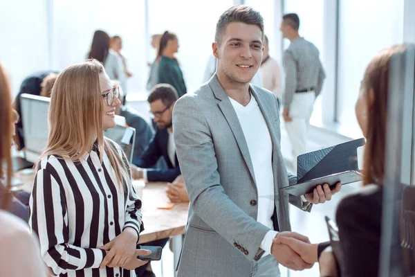 近代的なオフィスでビジネス関係者の握手をし — ストック写真