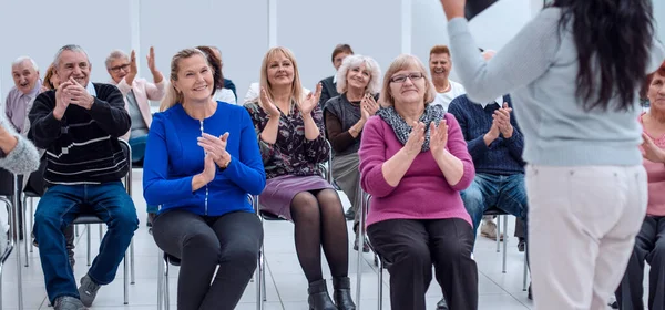 Lächelnde Glückliche Rentner Die Studieren Viele Senioren Konferenzraum — Stockfoto