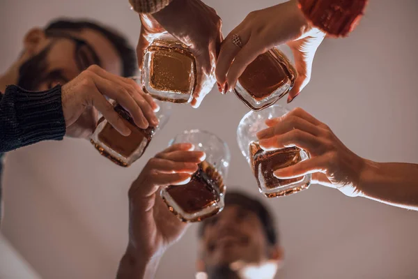 Férfiak Ivás Szemüvegből Háttérben — Stock Fotó