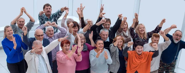 年配の友人たちが手を挙げてお祝いをしました — ストック写真