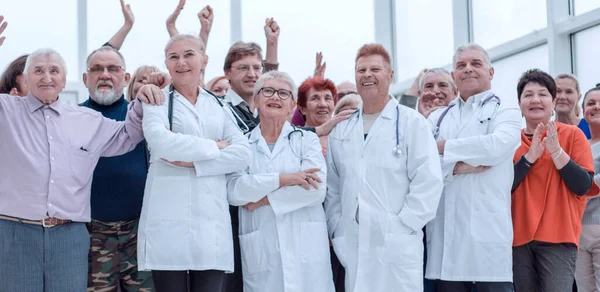 Grupa Starszych Obywateli Lekarzy Pełnym Wzroście Położyć Rękę — Zdjęcie stockowe