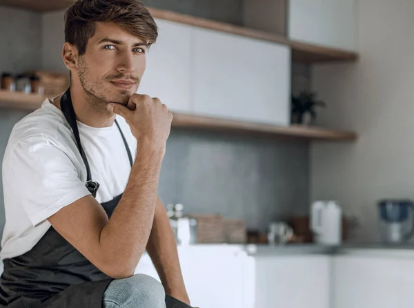 Homem Atraente Com Uma Maçã Sentada Uma Cozinha Casa — Fotografia de Stock