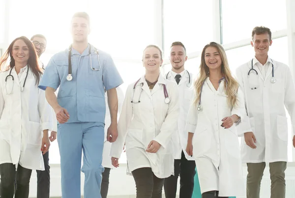 Grupa Zaufanych Lekarzy Kroczących Korytarzem Szpitalnym — Zdjęcie stockowe