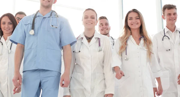 Uśmiechnięci Lekarze Chodzący Korytarzem Szpitalnym — Zdjęcie stockowe