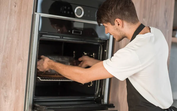 Man Die Oven Opent Keuken Van Het Huis — Stockfoto