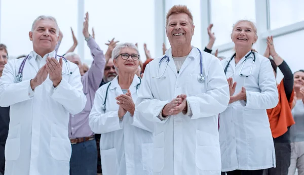 의사들과 의장성 사람들이 박수를 — 스톡 사진