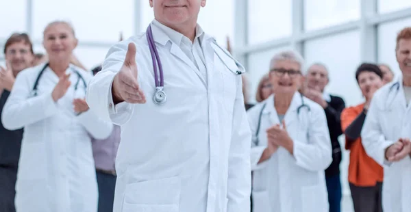 Grupp Äldre Och Erfarna Läkare Hälsning Kameran — Stockfoto