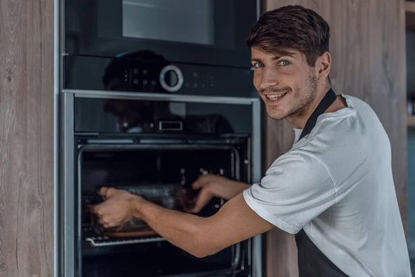 Homem Abrindo Forno Cozinha Casa — Fotografia de Stock