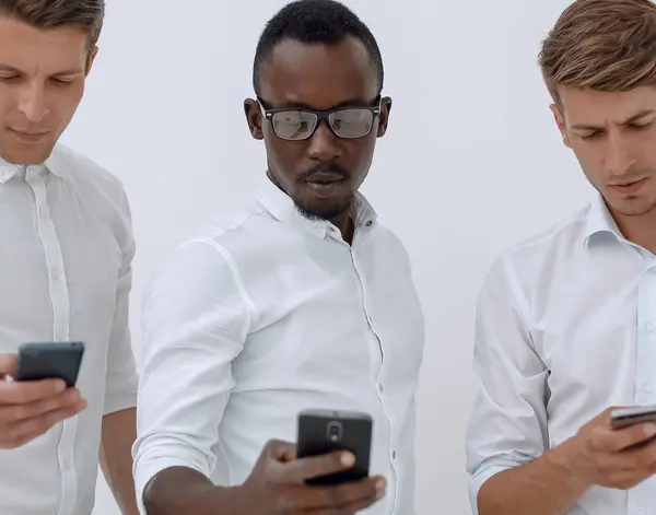 Grupo Jóvenes Empresarios Multiétnicos Que Utilizan Teléfonos Móviles — Foto de Stock