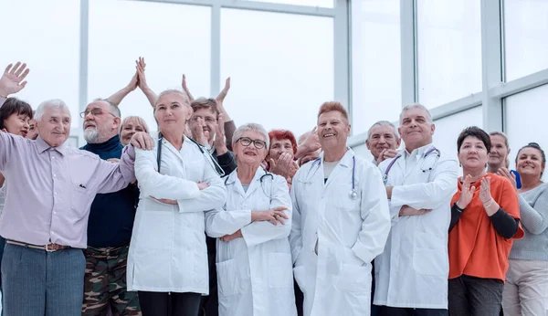 Група Високопоставлених Громадян Лікарів Повному Зростанні Поклали Руку — стокове фото