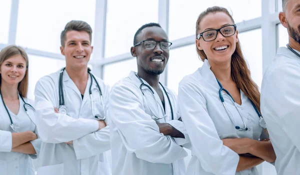 Grupo Médicos Sonrientes Con Estetoscopios Sobre Fondo Blanco — Foto de Stock