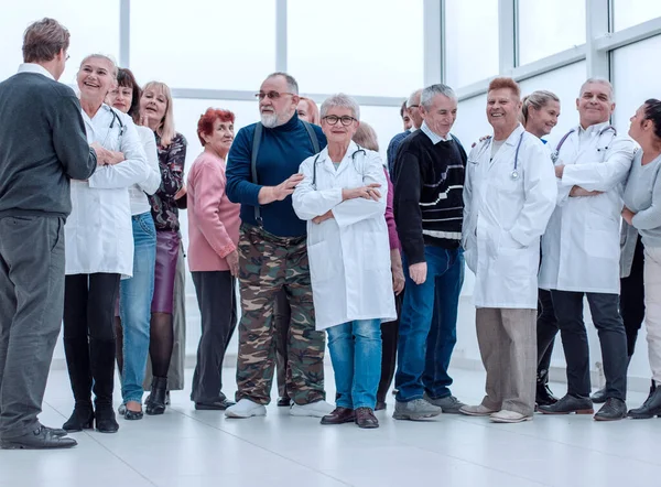 Grupa Dojrzałych Ludzi Lekarzy Pomieszczeniach Pełnej Długości — Zdjęcie stockowe