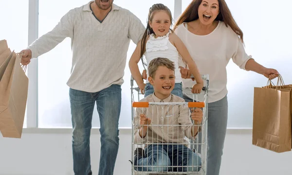 Familia Feliz Con Carro Niños — Foto de Stock
