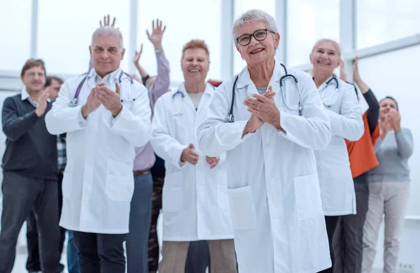 Läkare Och Patienter Klappar Händerna Applådera Och Njut Framgång — Stockfoto