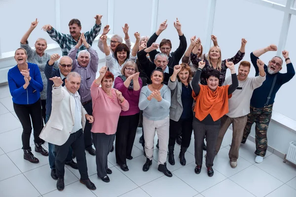 成熟した友人のグループが手を挙げて成功を祝い — ストック写真
