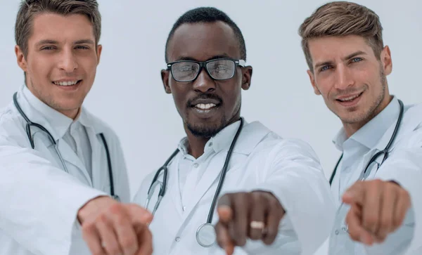 Multinationale Gruppe Von Ärzten Die Auf Sie Zeigen — Stockfoto