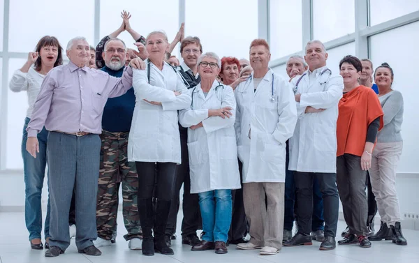 Grupa Starszych Obywateli Lekarzy Pełnym Wzroście Położyć Rękę — Zdjęcie stockowe
