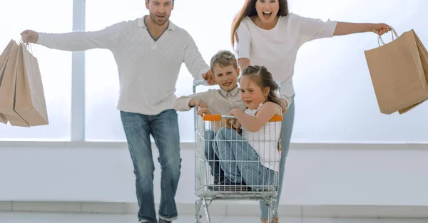 Šťastní Rodiče Dětmi Jít Nakupovat — Stock fotografie
