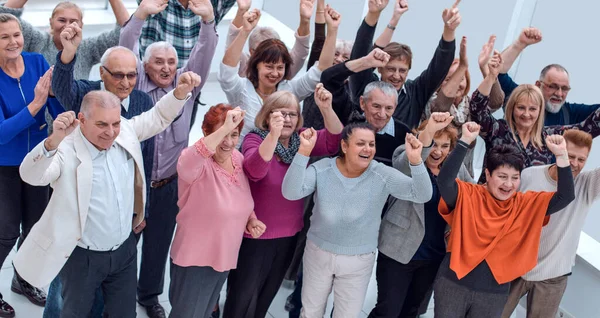 Grupo Amigos Idosos Levantou Mãos Comemorar — Fotografia de Stock